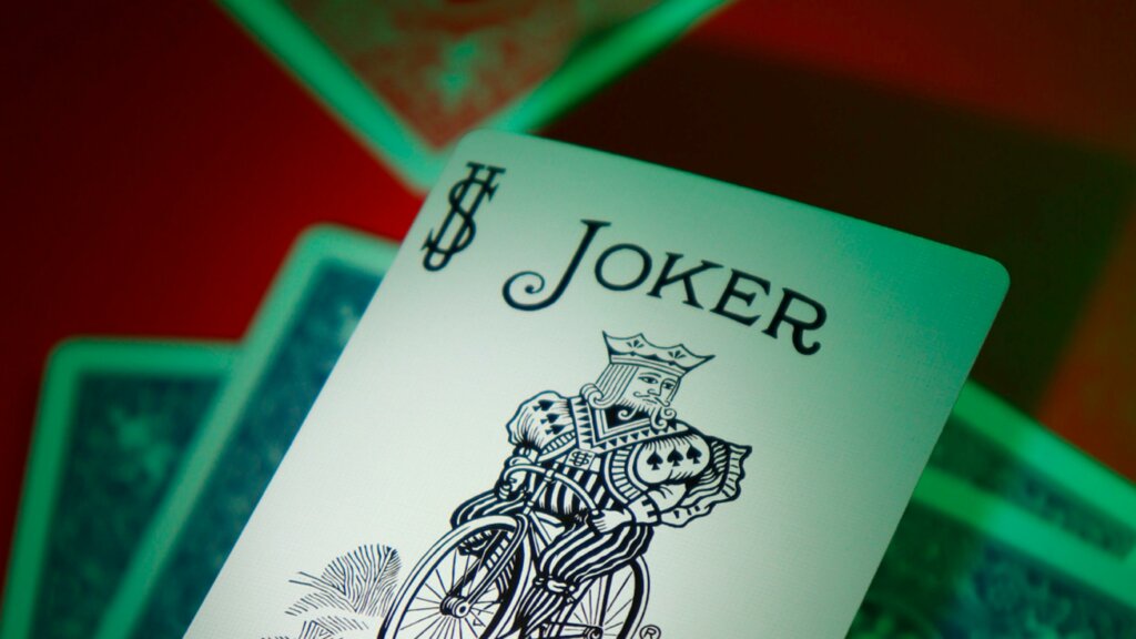 Joker-Karte im Bicycle-Deck, ein König auf einem Fahrrad