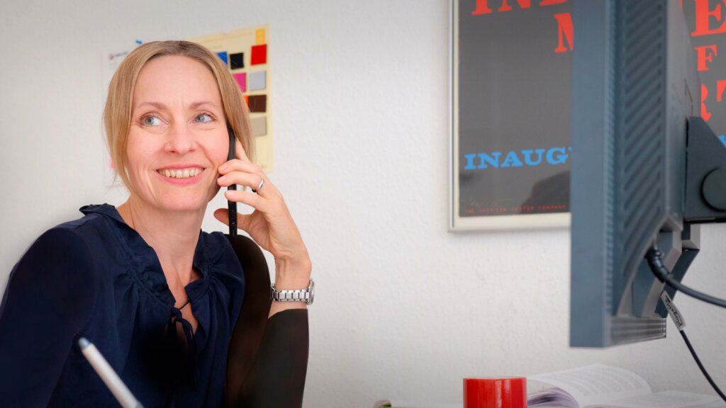 Porträt Katrin Saleike mit Telefon am Ohr