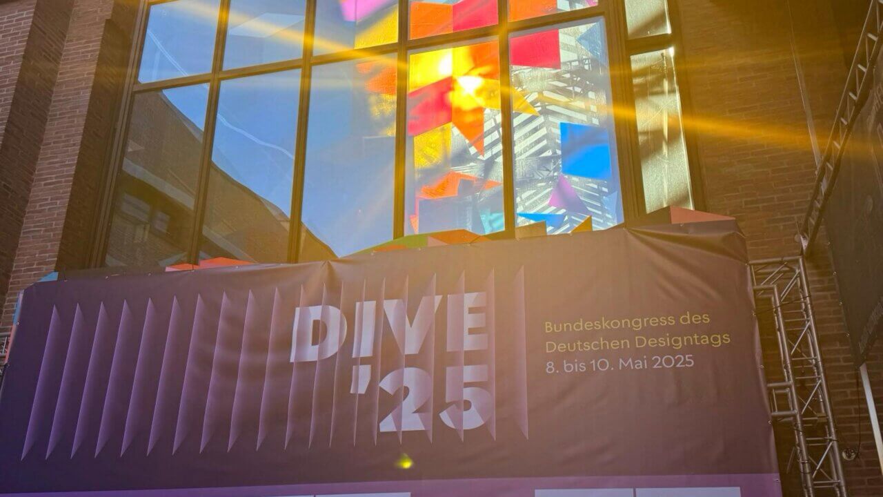 Sonne scheint durch bunte Fenster über dem Eingang zum FatCat in München, Veranstaltungsort der DIVE