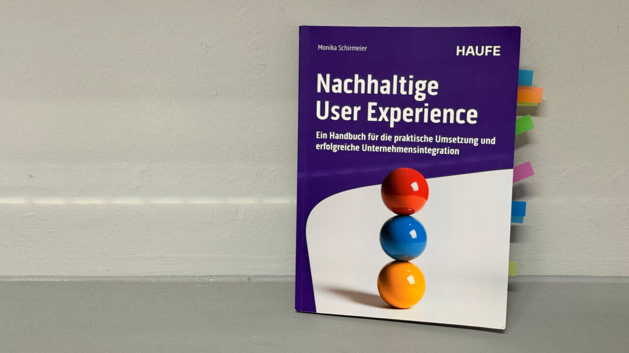 Buch lehnt an der Wand mit Lesezeichen-Fähnchen