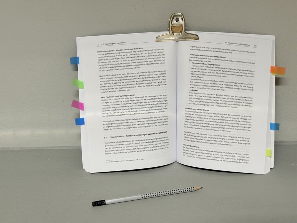 Aufgeschlagenes Buch mit viel Mengentext ohne besondere Gestaltung