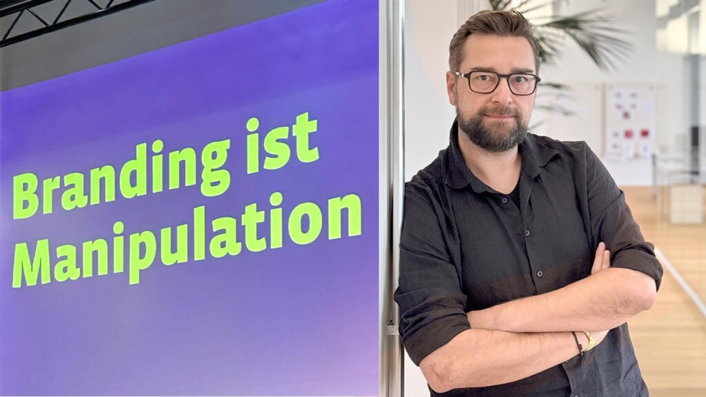 Porträt von Martin Summ. Im zweiten Bildteil ein Ausschnitt einer Vortragsfolie mit dem Text: Branding ist Manipulation